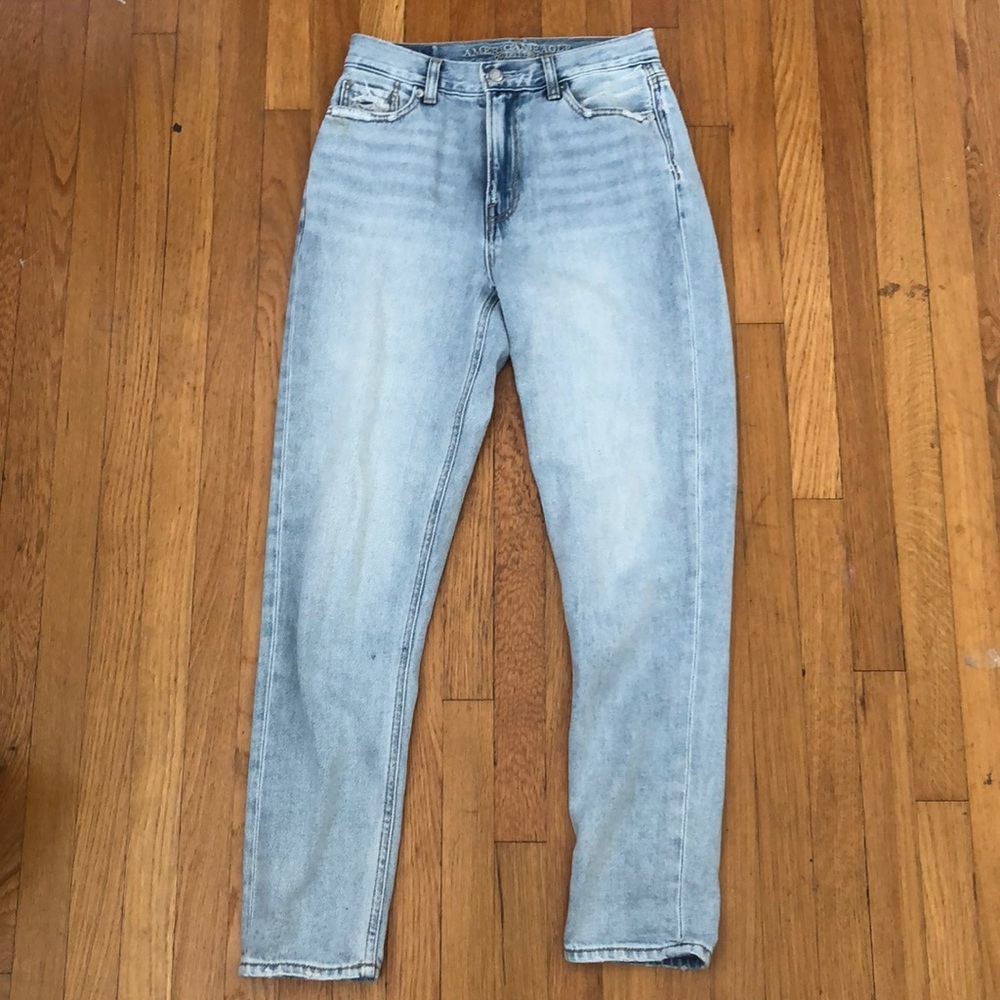 White washed American Eagle mom jeans